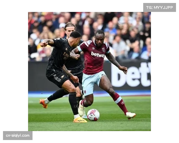 场边花絮：西汉姆联主帅因对一次本方犯规判罚不满，将战术板摔在地上